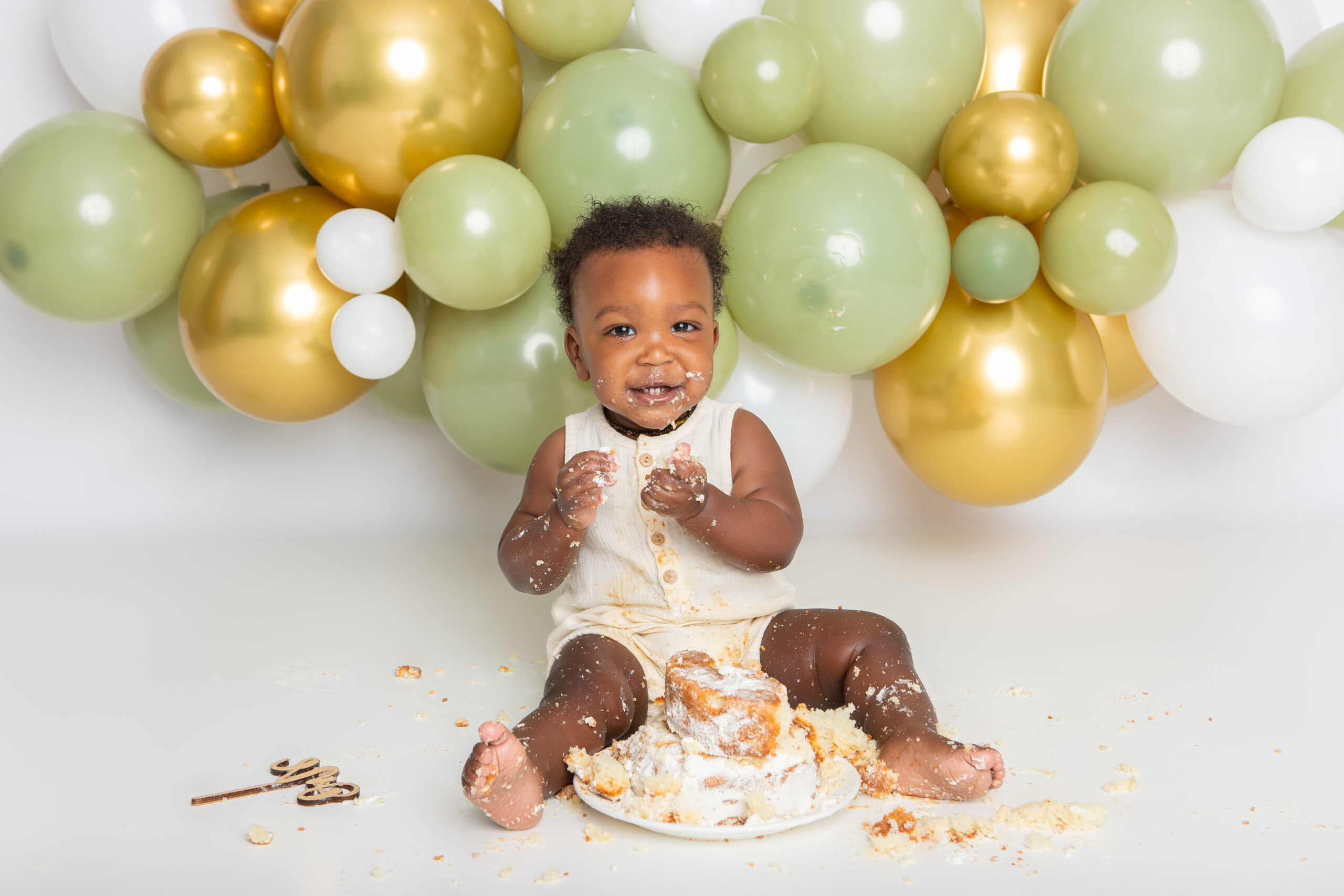 Edmonton baby's first birthday photoshoot with cake and balloons.